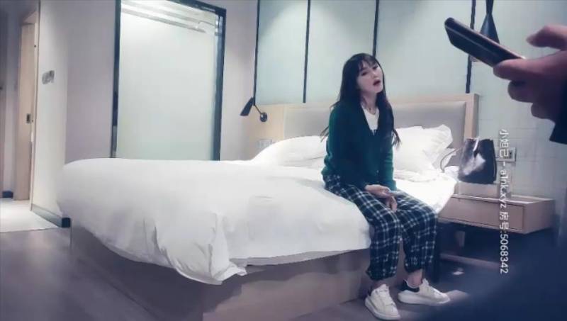 胖哥代班格子裤颜值不错妹子【251M】