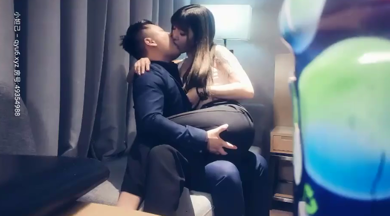 赵总丶寻花深夜场花臂纹身大奶妹，坐在身上摸屁股舌吻1V【269M】