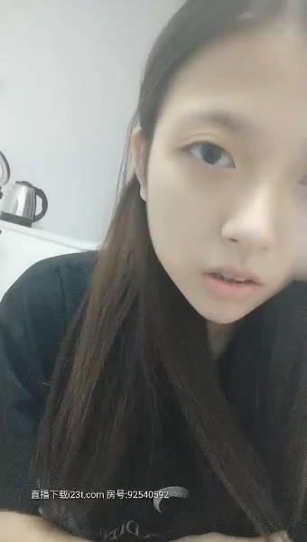 长相清纯萌妹子睡觉被炮友啪啪掰穴特写[1V1.9G百度云]