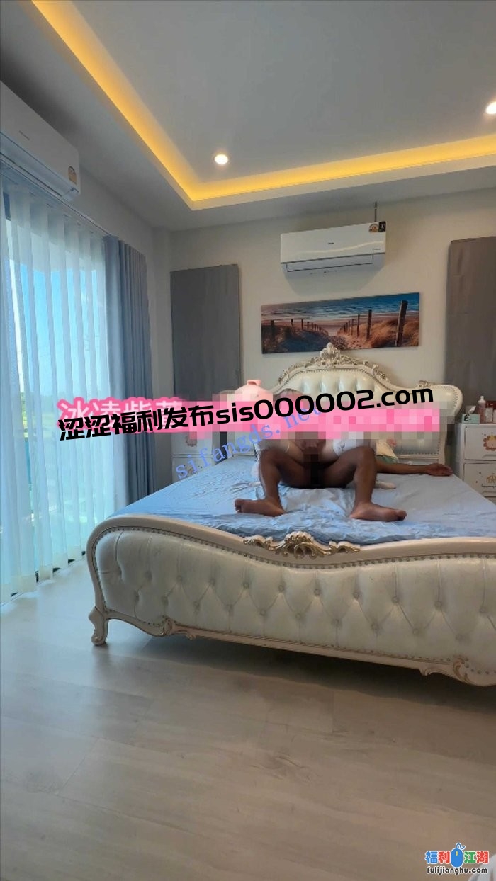 极品媚黑萝莉人妻【冰凌紫萱】大战大老黑第三视角[某房原版]【3.2G】