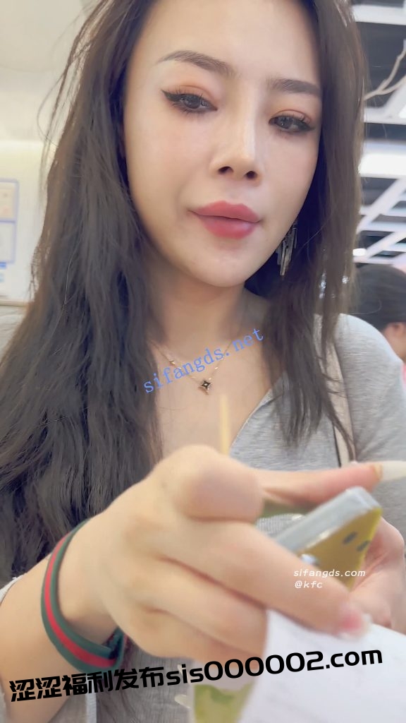 【永久专享】【KFC】包臀裙少妇逛街买奶茶·丰满身材白内前后CD盯着相机【1V】【195M】